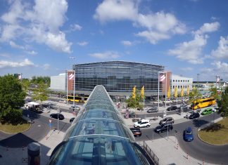 Flughafen Dresden Terminal, Vorfahrt mit Kurzzeitparkplätzen, Skywalk vom Parkhaus zum Terminal