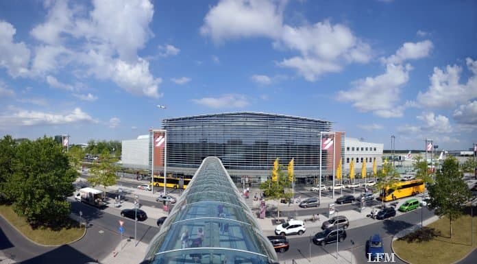 OLT Express mit neuen Strecken erfolgreich in Dresden Flughafen Dresden Terminal, Vorfahrt mit Kurzzeitparkplätzen, Skywalk vom Parkhaus zum Terminal