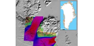 Strömungsgeschwindigkeit der Gletscher Zachariæ Isstrøm und Nioghalvfjerdsfjorden im Nordosten Grönlands 2012. Die Geschwindigkeitskarte wurde mit Daten von TerraSAR-X und TanDEM-X angefertigt. Der Farbcode ist auf einer logarithmischen Skala angeordnet und auf ein MODIS-Mosaik aufgelegt (Quelle: DLR/UCI/NASA).