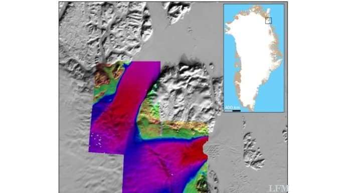 Strömungsgeschwindigkeit der Gletscher Zachariæ Isstrøm und Nioghalvfjerdsfjorden im Nordosten Grönlands 2012. Die Geschwindigkeitskarte wurde mit Daten von TerraSAR-X und TanDEM-X angefertigt. Der Farbcode ist auf einer logarithmischen Skala angeordnet und auf ein MODIS-Mosaik aufgelegt (Quelle: DLR/UCI/NASA).