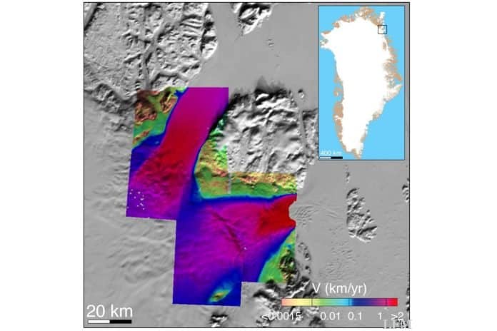 Strömungsgeschwindigkeit der Gletscher Zachariæ Isstrøm und Nioghalvfjerdsfjorden im Nordosten Grönlands 2012. Die Geschwindigkeitskarte wurde mit Daten von TerraSAR-X und TanDEM-X angefertigt. Der Farbcode ist auf einer logarithmischen Skala angeordnet und auf ein MODIS-Mosaik aufgelegt (Quelle: DLR/UCI/NASA).