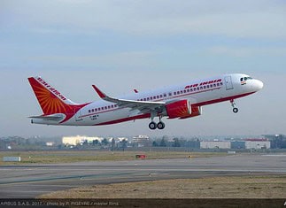 Air India Chairman und Managing Director Mr. Ashwani Lohani sowie Mr. Srinivasan Dwarakanath, President-Commercial Aircraft, Airbus India in Delhi bei der Ankunft der ersten A320neo.