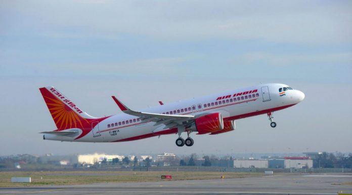 Air India Chairman und Managing Director Mr. Ashwani Lohani sowie Mr. Srinivasan Dwarakanath, President-Commercial Aircraft, Airbus India in Delhi bei der Ankunft der ersten A320neo.