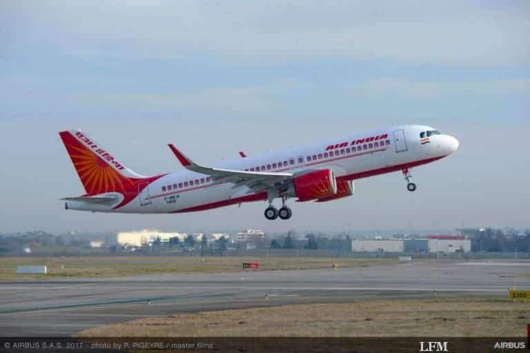 Air India Chairman und Managing Director Mr. Ashwani Lohani sowie Mr. Srinivasan Dwarakanath, President-Commercial Aircraft, Airbus India in Delhi bei der Ankunft der ersten A320neo.