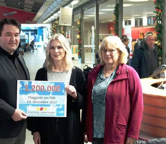 (v.l.): Eric Blechschmidt – Bereichsleiter Verkehr Baden-Airpark GmbH Melanie Schmid – 1,2 millionste FKB-Passagierin 2017; Kornelia Fesenbeck – Die Mutter der Jubiläumspassagierin.