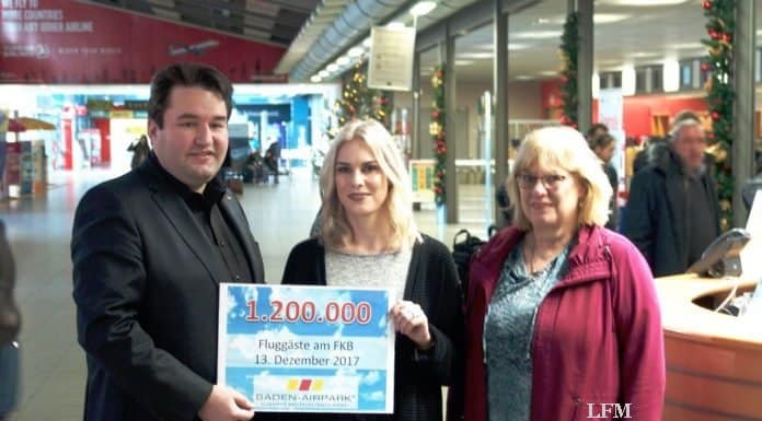 (v.l.): Eric Blechschmidt – Bereichsleiter Verkehr Baden-Airpark GmbH Melanie Schmid – 1,2 millionste FKB-Passagierin 2017; Kornelia Fesenbeck – Die Mutter der Jubiläumspassagierin.