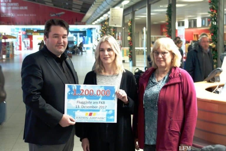 (v.l.): Eric Blechschmidt – Bereichsleiter Verkehr Baden-Airpark GmbH Melanie Schmid – 1,2 millionste FKB-Passagierin 2017; Kornelia Fesenbeck – Die Mutter der Jubiläumspassagierin.