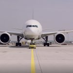 MINI Cooper SE zieht Boeing 777F der Lufthansa Cargo