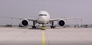 MINI Cooper SE zieht Boeing 777F der Lufthansa Cargo