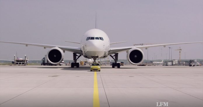 MINI Cooper SE zieht Boeing 777F der Lufthansa Cargo