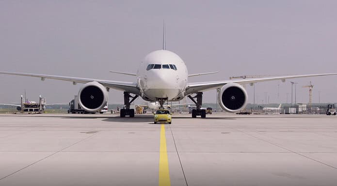 MINI Cooper SE zieht Boeing 777F der Lufthansa Cargo