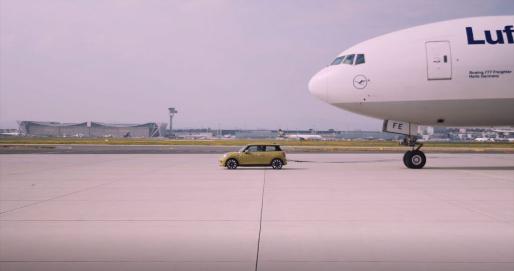 MINI Cooper SE zieht Boeing 777F Frachtmaschine mit rund 150 Tonnen Leergewicht der Lufthansa Cargo