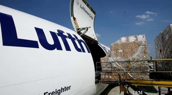 Alle Frachter voll zu tun: Zeitung zum Urlauber, Rosen für die Lieben