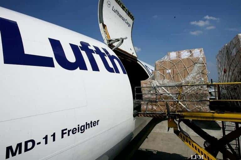 Alle Frachter voll zu tun: Zeitung zum Urlauber, Rosen für die Lieben