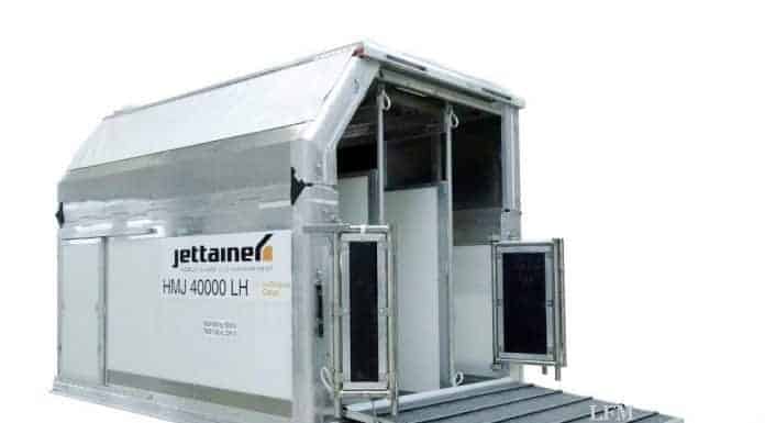 Jettainer platziert spezielle ULD zum Transport von Pferden