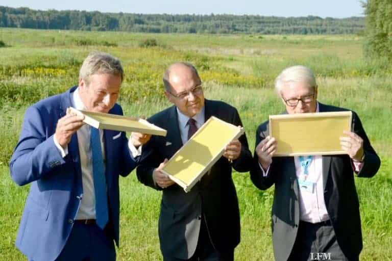 Minister Schmidt bei Bioindikatoren am Flughafen Köln Bonn