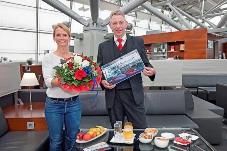 Überraschung in frequentierter Hamburg Airport Lounge