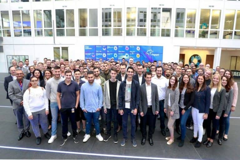 Hundertschaft an Azubis beginnt bei der Fraport AG