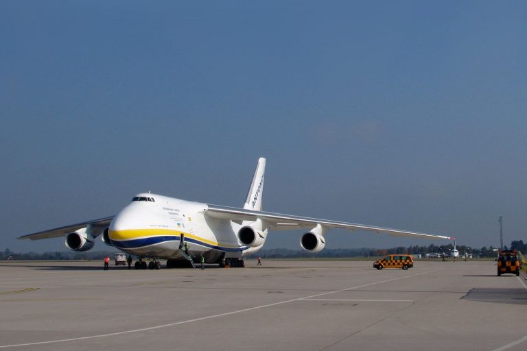 Antonov 124 landete am Flughafen Karlsruhe / Baden-Baden