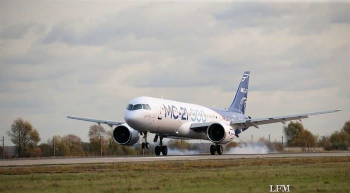 MC-21 fliegt nach Moskau ein