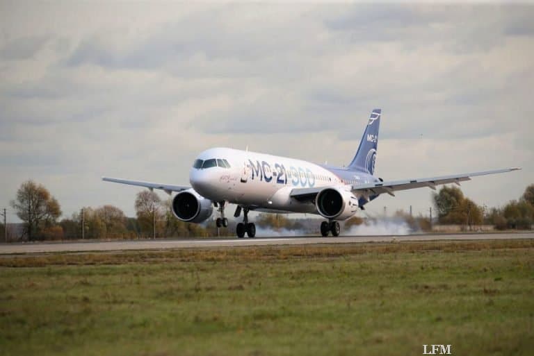 MC-21 fliegt nach Moskau ein