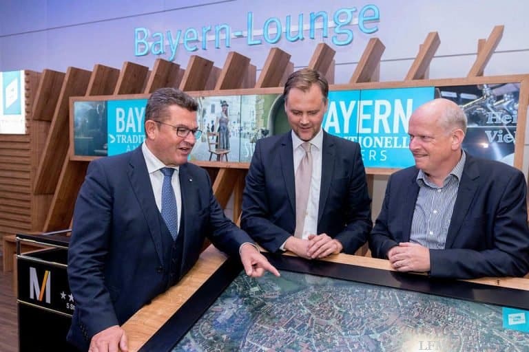 Bayern-Welcome-Lounge: Touchscreen hilft Gästen