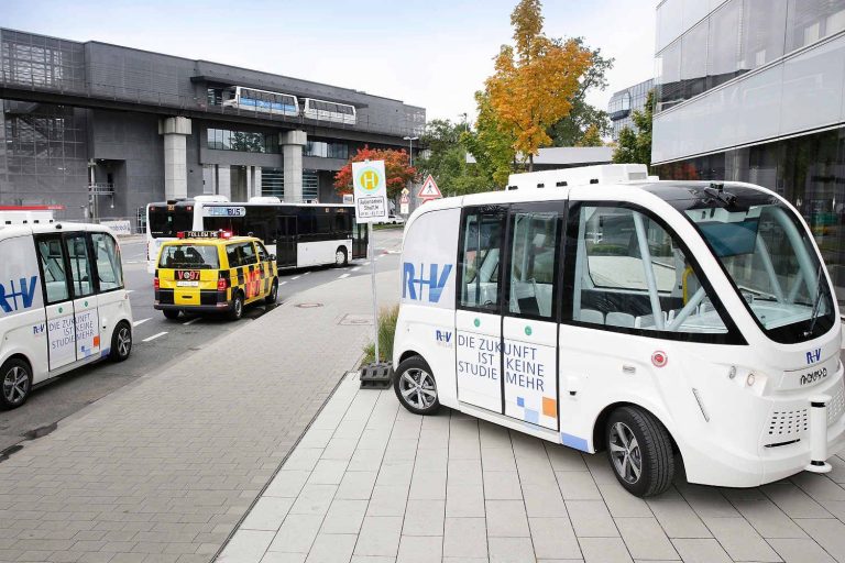 Versicherer testet selbstfahrende Autos auf dem Fraport