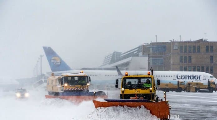 Schneeräumer formieren sich am Airport