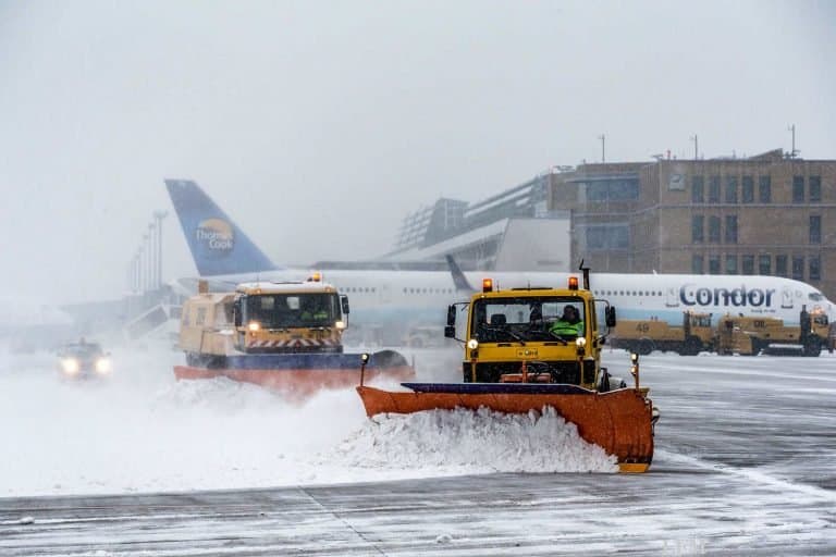 Schneeräumer formieren sich am Airport