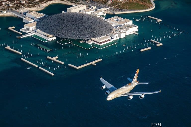 Show des Airbus A380 von Etihad übers Louvre Abu Dhabi