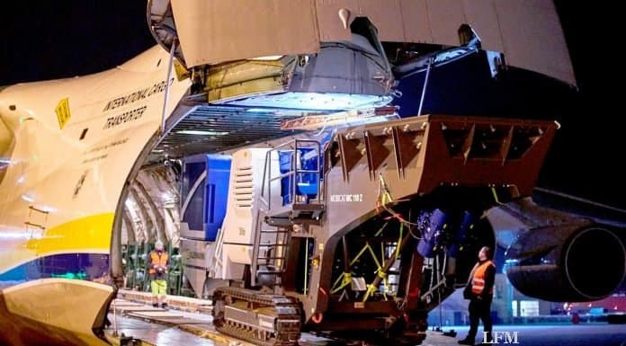 Antonov An-124 holt am Stuttgart Airport schwere Brecher