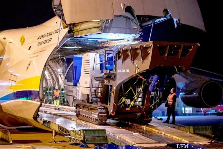 Antonov An-124 holt am Stuttgart Airport schwere Brecher