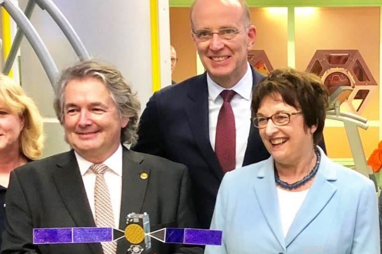 orbitall für Schüler bekommt Scheck von OHB SE