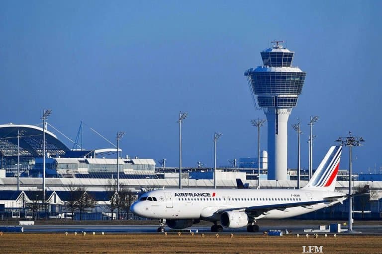 Adventskalender mit Flügen hinterm Türchen