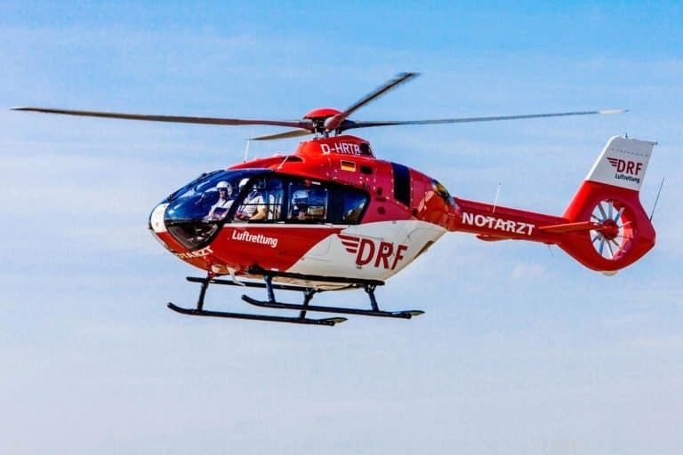 DRF Rettungshubschrauber H135 neu über Magdeburg