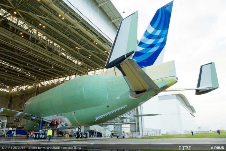 BelugaXL verlässt den Hangar in Toulouse