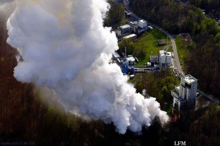 DLR beim Test von neuem Raketenantrieb