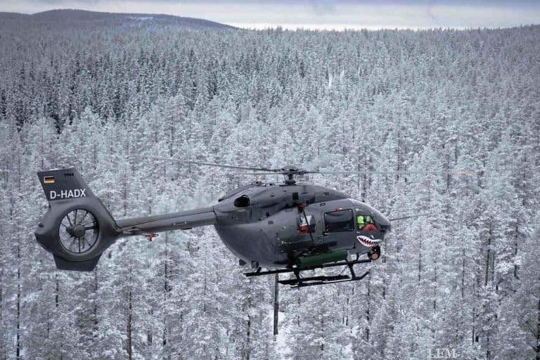 H145 schießt lasergelenkte Raketen ins Ziel