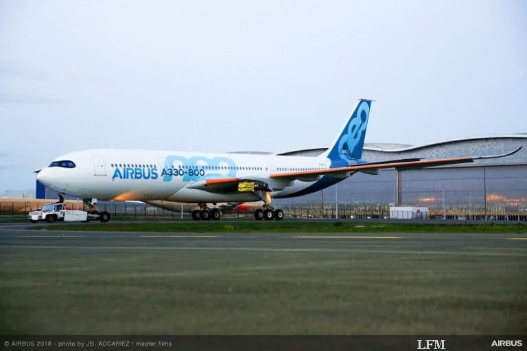 A330-800: Neuester Airbus verlässt Lackierhalle