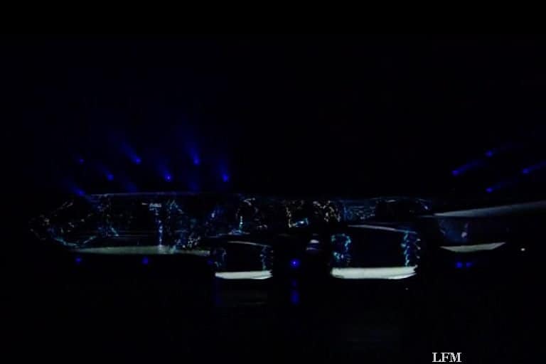 Lasershow lichtet Lufthansas neues Logo auf 747-8