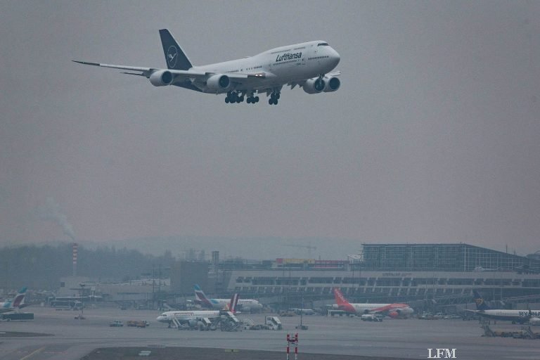 Rundflug durch Deutschland: 747-8 grüßte mit neuem Logo