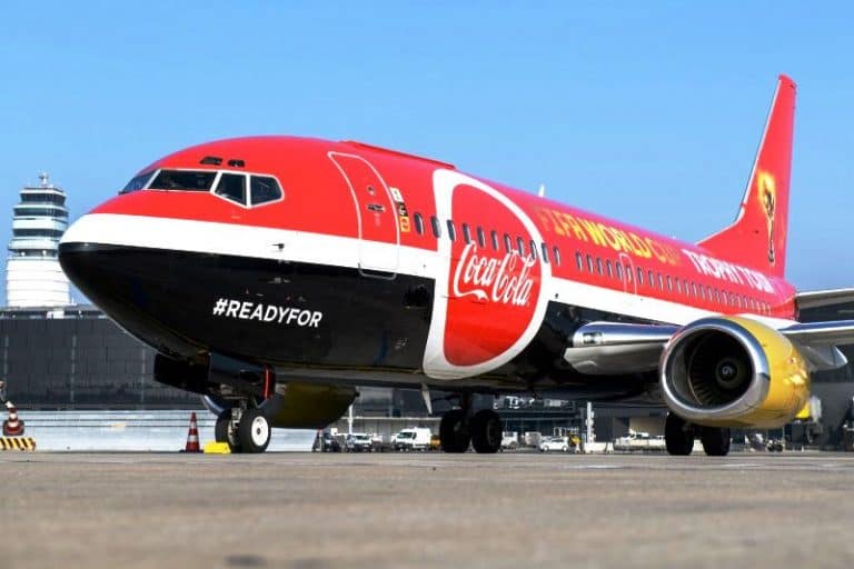 FIFA Pokal der WM am Flughafen Wien eingetroffen