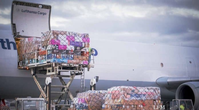 Valentinstag füllt Flugzeuge mit roten Rosen
