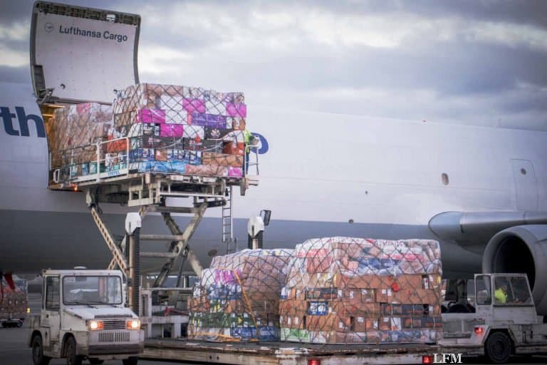 Valentinstag füllt Flugzeuge mit roten Rosen