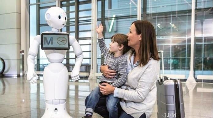 KI-Roboter von IBM spricht mit Besuchern am Flughafen
