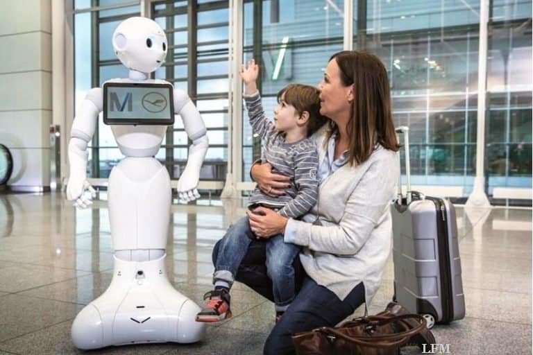 KI-Roboter von IBM spricht mit Besuchern am Flughafen