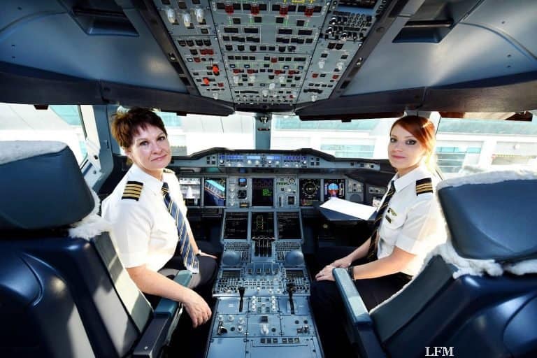 Frauen bei Emirates fliegen A380