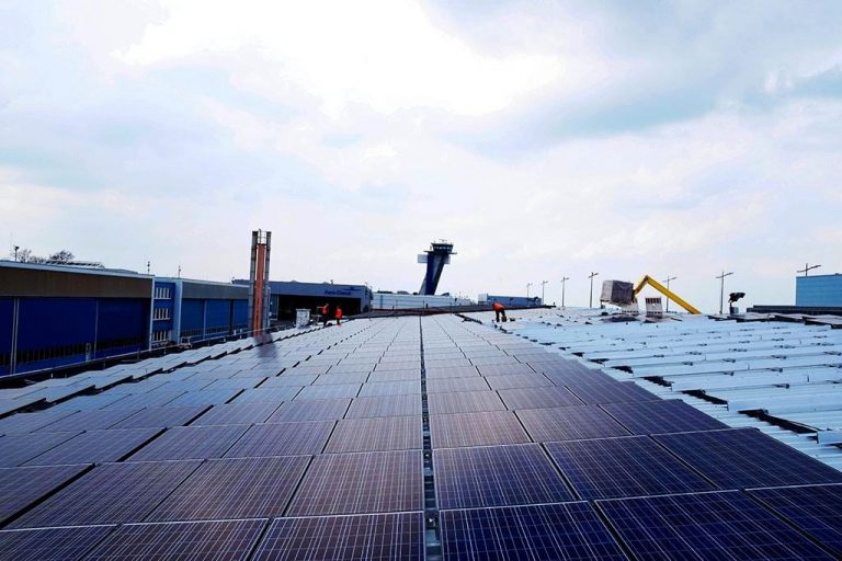 Solar auf dem Hangar für 100 Prozent Ökostrom am NUE