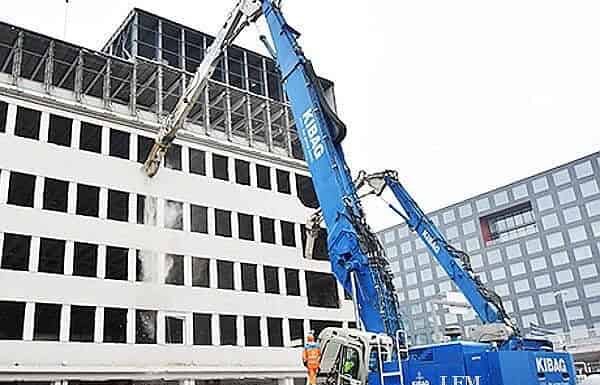 Bagger macht Spatenstich am Flughafen Zürich