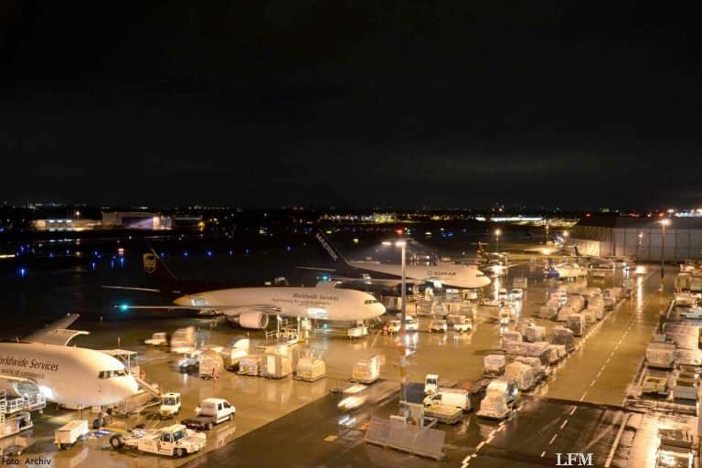 Ätzendes Paket: Flughafenfeuerwehr rückte aus